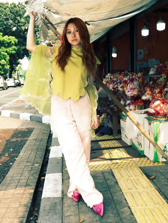 Terdiri dari enam buah untuk memberikan sentuhan elegan dan budaya pada lemari pakaian Anda, menghadirkan desain yang sesuai untuk pakaian sehari-hari. [Dok/Studio Jeje].