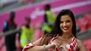 Seorang fans wanita Kroasia berpose menjelang pertandingan Grup F Piala Dunia 2022 Qatar antara Kroasia dan Belgia di Stadion Ahmad Bin Ali di Al-Rayyan, barat Doha pada 1 Desember 2022. (AFP/Ozan Kose)