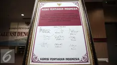 Papan ikrar penyiaran Indonesia yang ditanda tangani sejumlah media televisi saat penutupan Evalusi Dengar Pendapat (EDP) di kantor KPID, Jakarta, Selasa (17/5/2016). (Liputan6.com/Faizal Fanani)