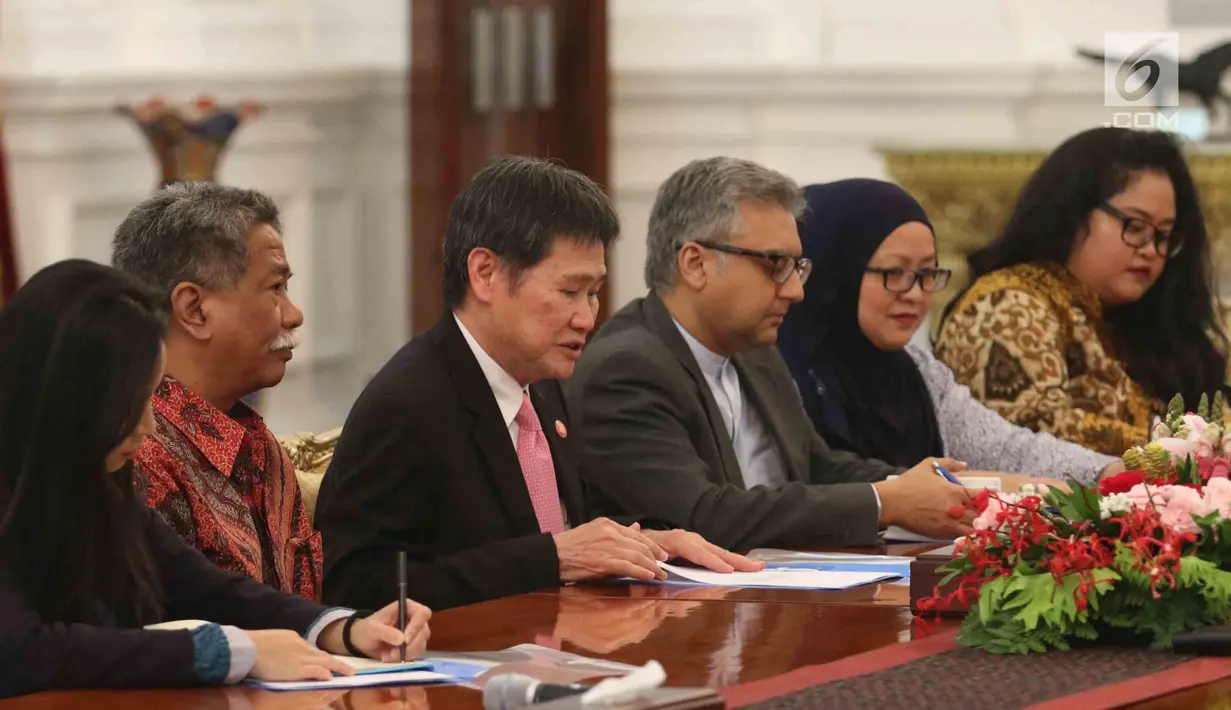 Sekretaris Jenderal ASEAN Dato Paduka Lim Jock Hoi dari Brunei Darussalam (ketiga kiri) saat menemui Presiden Joko Widodo di Istana Merdeka, Jakarta, Jumat (23/3). Pertemuan membahas pembangunan gedung baru sekretariat ASEAN. (Liputan6.com/Angga Yuniar)