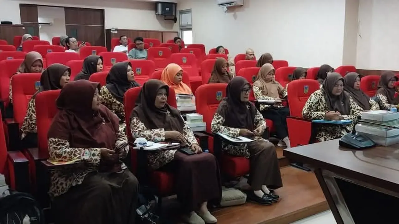 Sejumlah guru PAUD menumpahkan keluh kesah mereka saat audiensi bersama Komisi D DPRD Kudus. (Liputan6.com/Arief Pramono)