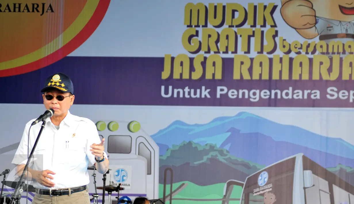 Menteri Perhubungan Ignasius Jonan memberi sambutan saat melepas mudik gratis di kawasan Parkir Timur Senayan, Jakarta, Sabtu (11/7/2015). 30.648 pemudik mengikuti mudik gratis yang diselenggarakan Jasa Raharja. (Liputan6.com/Yoppy Renato)