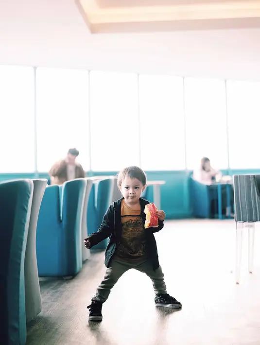 "Saat kelelakian kamu diragukan buktikan nak, buktikan. Taklukkan perempuan di luar sana, tingkatkan skill speak-speak dewa yang bisa membuai dan ingat," begitulah pesan Ringgo untuk Bjorka. (Foto: instagram.com/ringgoagus)