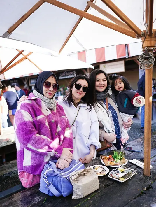 Berlibur saat musim dingin, membuat Eriska harus mengenakan pakaian tebal. Ia juga menikmati makanan khas yang dijajakan di pasar tradisional. Setelah membeli beberapa jajanan, Eriska dan keluarga pun duduk di tempat yang sudah disediakan. (Liputan6.com/IG/@eriskarein)