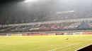 Bobotoh melakukan aksi koreografi saat timnya melawan Persija Jakarta pada Torabika SC 2016 di Stadion Gelora Bandung Lauta Api, Bandung, Sabtu (16/7/2016). (Bola.com/Nicklas Hanoatubun)