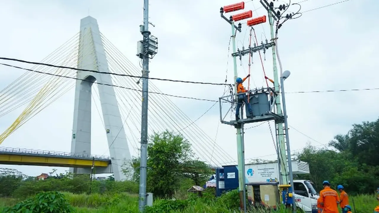 Petugas PLN Riau tengah memasang instalasi listrik.
