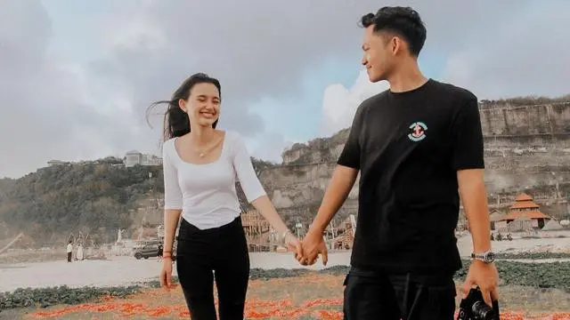Sarah Menzel dan Azriel Hermansyah di Bali