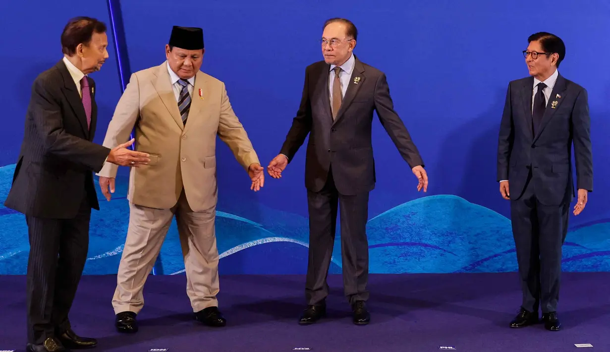Kunjungan Presiden Prabowo Subianto di Cebu, Filipina, dalam rangka menghadiri Konferensi Tingkat Tinggi (KTT) ke-48 ASEAN. KTT tersebut akan berlangsung hingga Jumat 8 Mei 2026. Tampak dalam foto, Sultan Brunei Hassanal Bolkiah, Presiden Indonesia Prabowo Subianto, Perdana Menteri Malaysia Anwar Ibrahim, dan Presiden Filipina Ferdinand Marcos Jr. (dari kiri ke kanan) berfoto bersama dalam Konferensi Tingkat Tinggi (KTT) Khusus Brunei Darussalam-Indonesia-Malaysia-Filipina Kawasan Pertumbuhan ASEAN Timur (BIMP-EAGA) di sela-sela KTT ke-48 Perhimpunan Bangsa-Bangsa Asia Tenggara (ASEAN) di Cebu, Filipina, Kamis 7 Mei 2026. (Rolex DELA PENA/POOL/AFP)