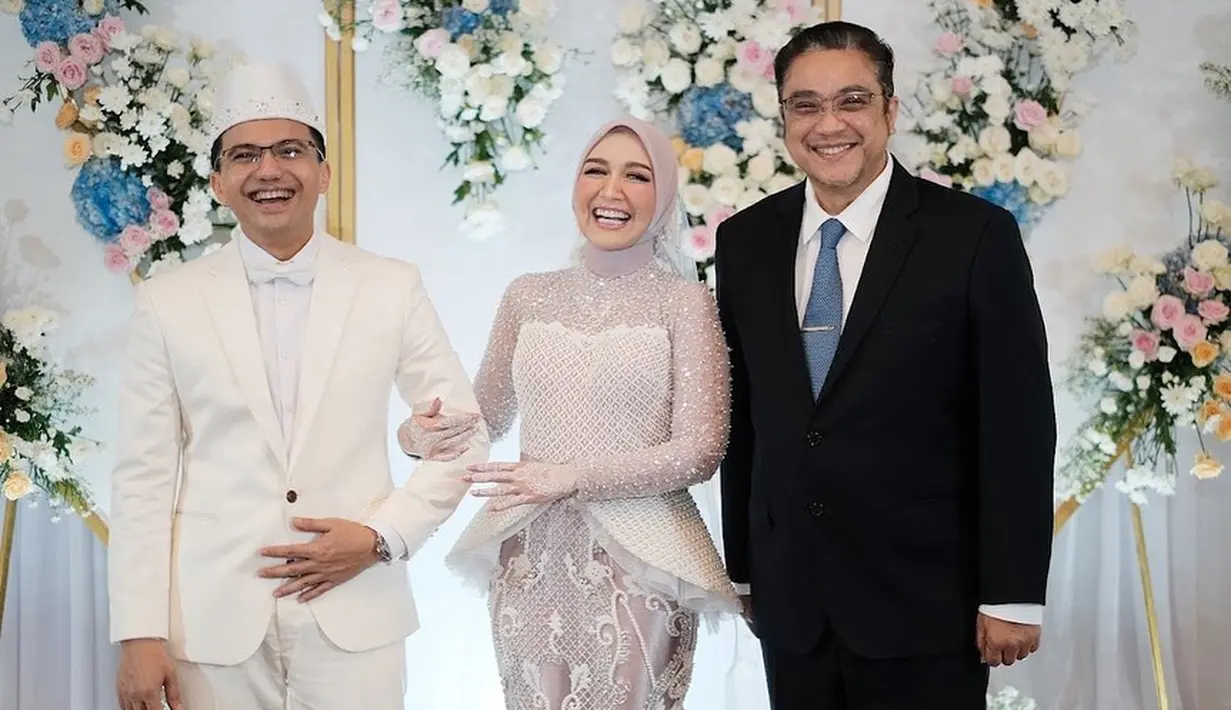 Satu jam sebelum acara akad nikah, baru diketahui kalau celana setelan mliki anak Sahrul Gunawan tertinggal di Jakarta. "1 JAM SEBELUM acara Akad, baru terdeteksi kalau Celana set dari Jas punya Paypay anak bungsu dari Aa , KETINGGALAN di Jakarta," lanjut Dine. [Instagram/dine.pearl]