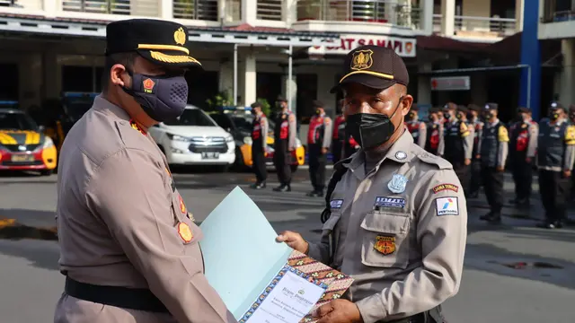 Satpam berprestasi diberi penghargaan dalam HUT ke-41 Satpam di Cilacap. (Foto: Liputan6.com/Polda Jateng)