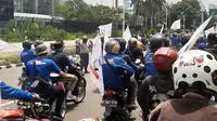 Massa yang tergabung dalam Serikat Buruh Sejahtera Indonesia (SBSI) membubarkan diri usai berdialog dengan Kapolres Metro Jakarta Pusat. (Foto:Liputan6/Ady Anugrahadi)