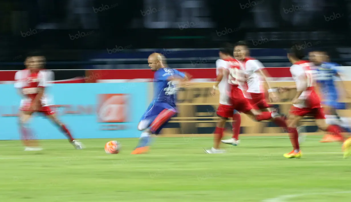 Sergio van Dijk mencoba melepaskan tembakan saat dihadang pemain PSM Makassar pada laga Torabika SC 2016 di Stadion GBLA, Bandung, Sabtu (2/7/2016). Persib menang 3-2. (Bola.com/Nicklas Hanoatubun)