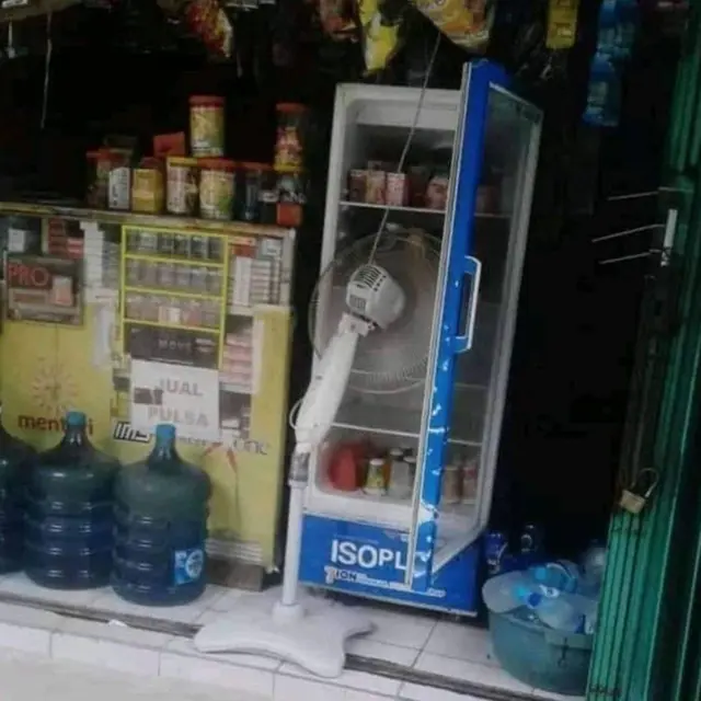 6 Tulisan di Pintu Kulkas Warung Ini Kocak, Pemilihan Katanya Bikin Mikir
