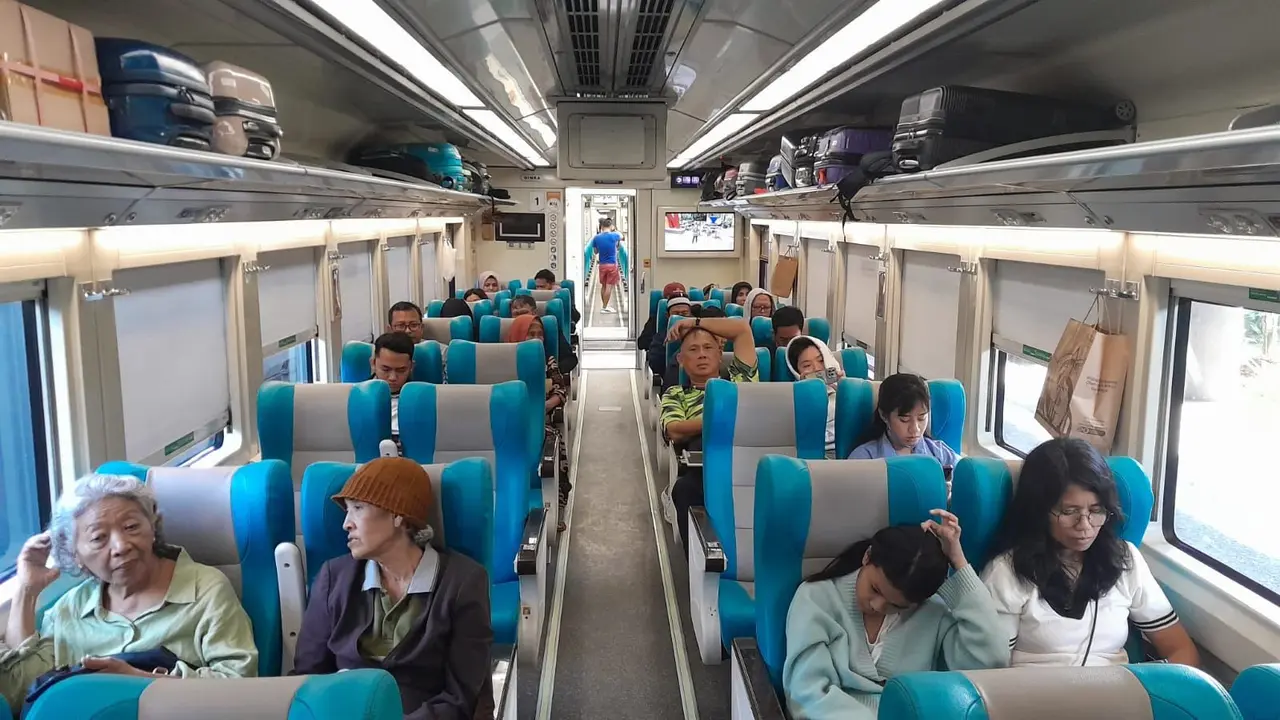 Penumpang kereta di Daop 8 Surabaya meningkat saat libur Maulid Nabi. (Dian Kurniawan/Liputan6.com)