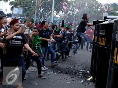 Ratusan mahasiswa dari BEM Se- Indonesia bentrok dengan aparat saat berunjuk rasa menagih Nawacita pemerintahan Jokowi-JK di Jalan Medan Merdeka Barat, Jakarta, Kamis (20/10). (Liputan6.com/Gempur M Surya)