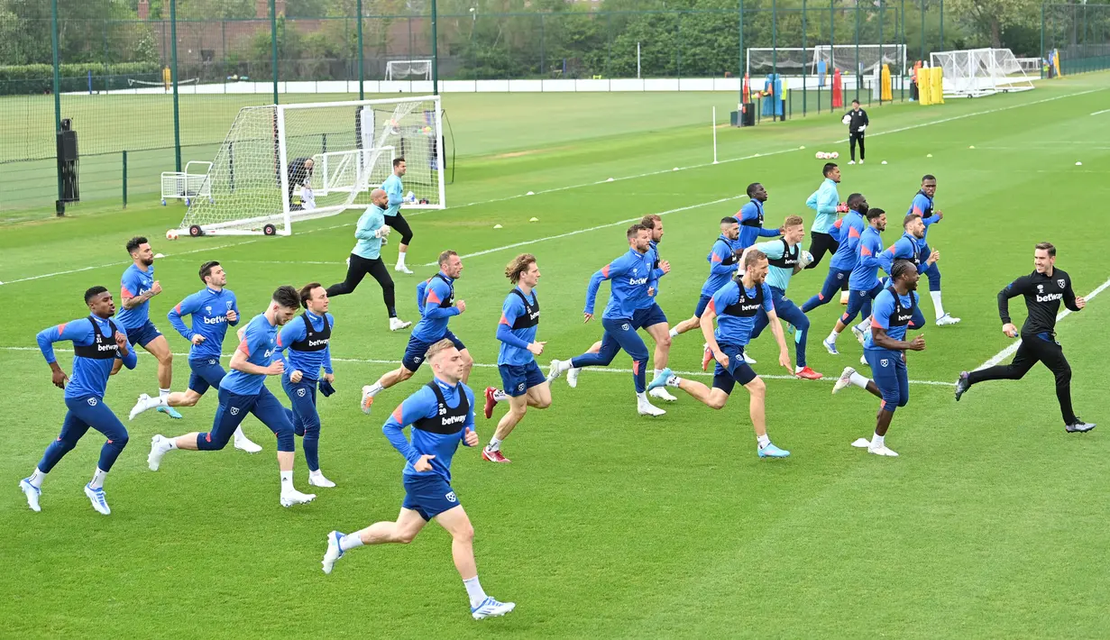 <p>Para pemain tim West Ham United melakukan pemanasan saat mengikuti sesi latihan di tempat latihan West Ham United di London timur (4/5/2022). West Ham akan bertanding melawan Eintracht Frankfurt pada leg kedua semifinal Liga Europa di di Deutsche Bank Park. (AFP/Justin Tallis)</p>