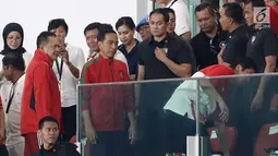 Presiden Joko Widodo (kedua kanan) kenakan jaket jersey Timnas RI menonton langsung final Piala Presiden 2018 antara Persija vs Bali United di Stadion Utama Gelora Bung Karno, Senayan, Jakarta, Sabtu (17/2) (Liputan6.com/Arya Manggala)