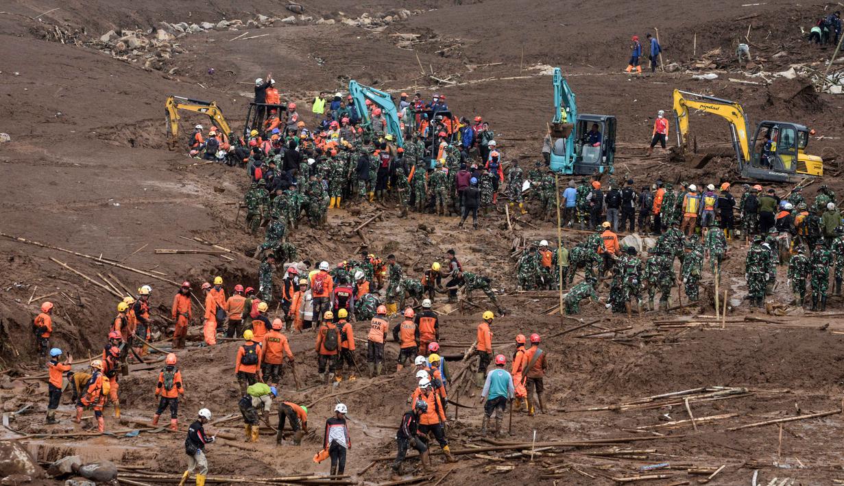 Tim penyelamat gabungan mencari korban yang terkubur longsor di Desa Pasirlangu, Bandung, Jawa Barat, pada Senin 26 Januari 2026. Untuk mempercepat proses pencarian dan penyelamatan korban longsor di Kampung Pasir Kuning, Desa Pasirlangu, Kecamatan Cisarua, Kabupaten Bandung Barat, tim gabungan mendapat bantuan tambahan tiga alat berat. (Timur Matahari/AFP)