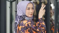 Aktris senior Desy Ratnasari juga diketahui telah lama fokus terjun ke dunia politik. Penampilan cantik Desy Ratnasari dalam balutan busana lengan panjang bernuansa oranye bercorak bunga mawar ungu, dan rok dengan aksen tingkat berwarna hitam, serta hijab ungu muda polos. [Foto: Instagram/ivangunawanprive]