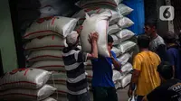 Berdasarkan Panel Harga Badan Pangan Nasional (Bapanas), Rabu (17/4/2024) pukul 14.39 WIB, harga beras premium turun tipis -0,12% atau Rp20 menjadi Rp16.010 per kilogram. (Liputan6.com/Angga Yuniar)
