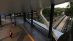 Aktivitas warga saat berada di Jembatan Penyebrangan Multiguna (JPM) Dukuh Atas, Kuningan, Jakarta, Jumat (1/9/2023). (Liputan6.com/Herman Zakharia)