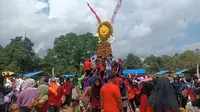 Masyarakat berebut buah lai yang disajikan dalam festival 1.300 buah lai di Desa Batuah, Kecamatan Loa Janan, Kukar.