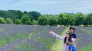 Namun kini Carissa Putri pun mulai jarang terlihat di layar kaca sejak tahun 2017. Meski begitu, ia pun masih aktif dalam media sosial Instagramnya yang membagikan aktivitasnya sehari-hari. Baik saat liburan atau mengurus kedua anaknya. (Liputan6.com/IG/@carissa_puteri)