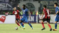 Aksi pemain Persib Bandung, Michael Essien saat melawan Persipura Jayapura pada lanjutan Liga 12017 di Stadion GBLA, Bandung, Minggu (7/5/2017). Persib menang 1-0. (Bola.com/Nicklas Hanoatubun)