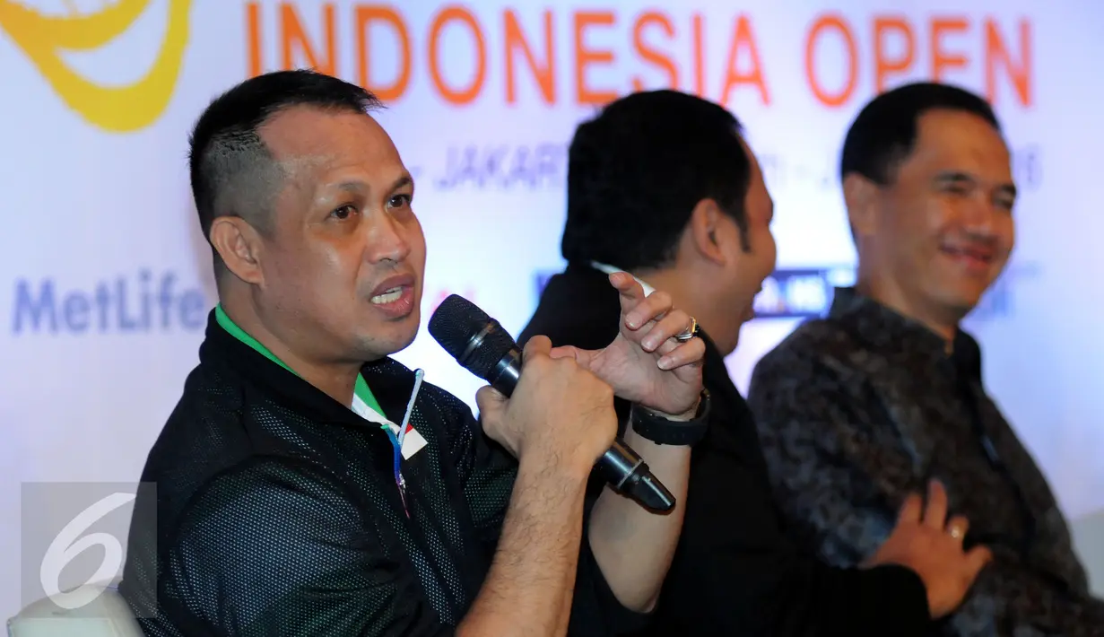 Kabid Binpres PP PBSI, Rexy Mainaky (kiri) memaparkan kesiapan atletnya saat jumpa pers BCA Indonesia Open Superseries Premier 2016 di Jakarta, Rabu (11/5/2016). BCA Indonesia Open 2016 berlangsung 30 Mei-5 Juni. (Liputan6.com/Helmi Fithriansyah)