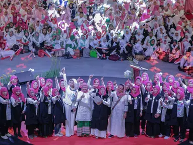 Massa yang tergabung dalam Arus Baru Muslimah berikrar untuk memenangkan pasangan capres-cawapres nomor urut 01 Joko Widodo dan Ma'ruf Amin dalam Pilpres 2019 di Istora Senayan,  Jakarta, Minggu (24/2). (Liputan6.com/Faizal Fanani)