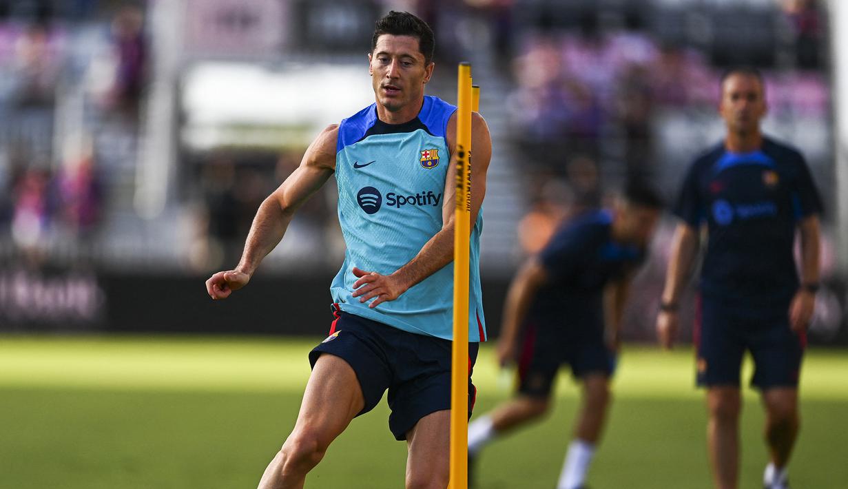 Rekrutan teranyar Barcelona dari Bayern Munchen, Robert Lewandowski belum diturnkan dalam laga ini meski ia sempat melakukan pemanasan menjelang laga. (AFP/Chandan Khanna)