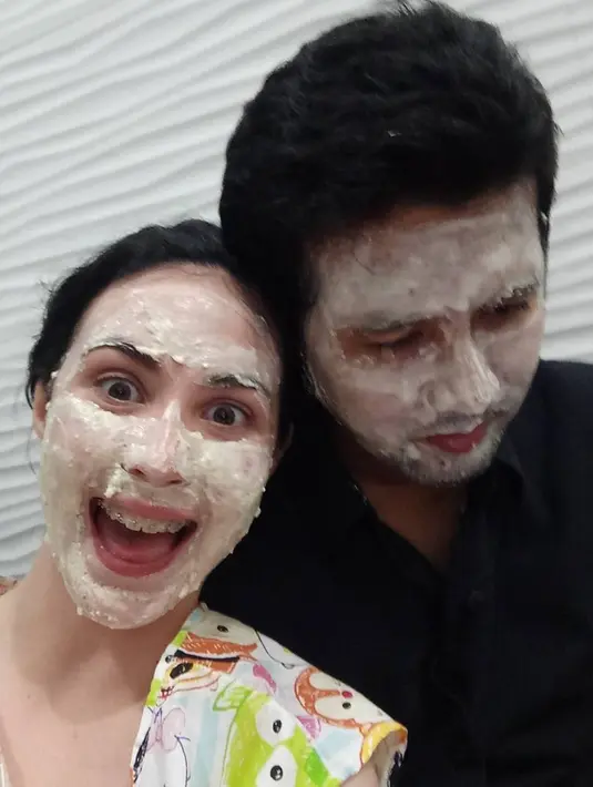 Lihat betapa lucunya saat wajah Emil diberi masker oleh Arumi. "Suami aku kerja terus dimana aja, kapan aja, sampai2 tak pakein masker pun pasrah sangkin fokusnya sama kerjaan," tulis Arumi. (Foto: instagram.com/arumi_arumi_94)