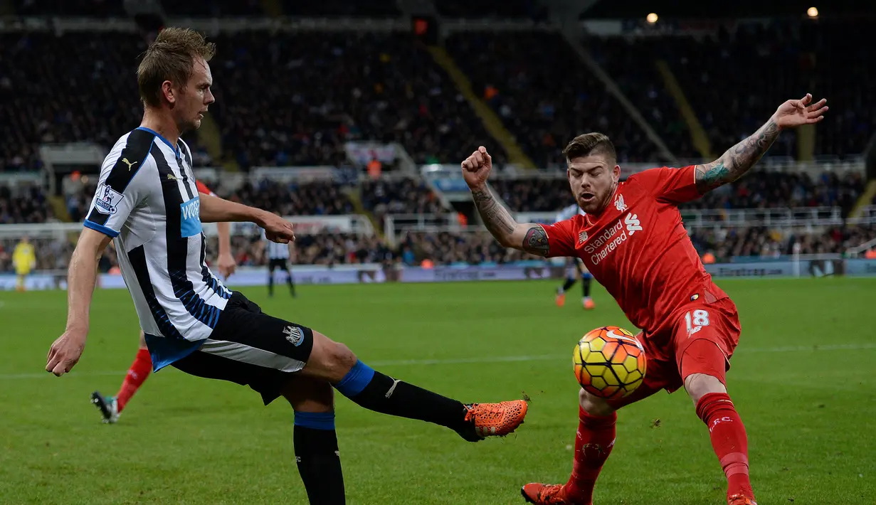 Pemain Newcastle United, Siem de Jong (kiri) berebut bola dengan pemain Liverpool, Alberto Moreno, dalam lanjutan Liga Inggris di Stadion St James' Park, Newcastle, Minggu (6/12/2015). (AFP/Oli Scarff)