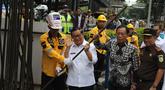 Gubernur DKI Jakarta, Pramono Anung (kedua kiri) bersama mantan Gubernur DKI Jakarta Sutiyoso menerima potongan besi pembangunan tiang monorel di Jalan HR Rasuna Said, Jakarta, Rabu (14/1/2026). Rabu (14/1) pagi, tiang monorel yang mangkrak di Jalan HR Rasuna Said, Kuningan, Jakarta Selatan mulai dibongkar. (merdeka.com/magang/Rendi Saputra)