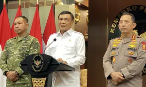 Menteri Koordinator Bidang Politik dan Keamanan, Djamari Chaniago bersama Kapolri Jenderal Listyo Sigit Prabowo dan Panglima TNI Jenderal TNI Agus Subiyanto di kantor Kemenko Polkam, Jakarta. (Foto: Liputan6.com/Nadia Anatasya).