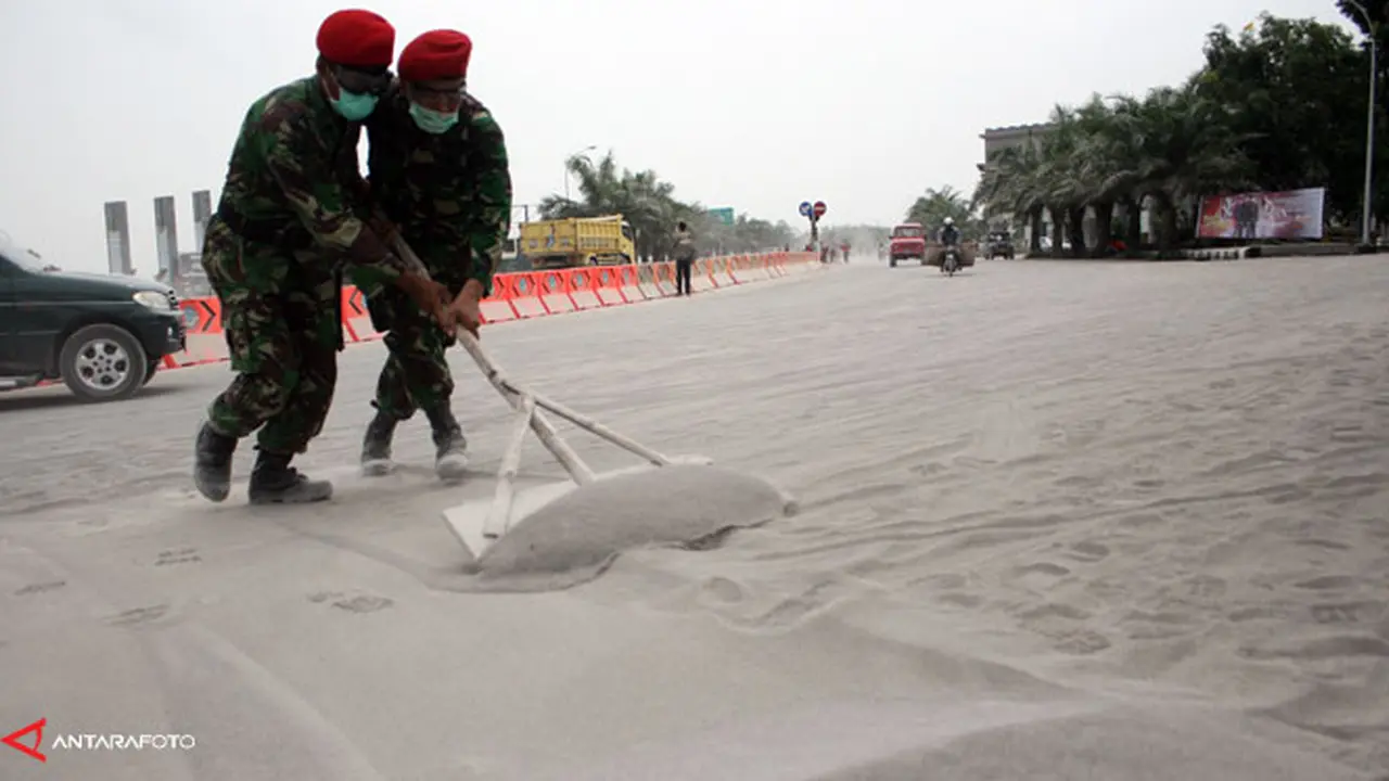 tni-bersihkan-abu-140216c.jpg