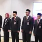 Wakil Ketua Dewan Komisioner OJK Mirza Adityaswara melantik dan mengambil sumpah jabatan tiga pejabat level Deputi Komisioner dan satu Kepala OJK Daerah setingkat Kepala Departemen. (Foto: OJK)