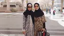 Dengan tampilan hijabnya itu, terlihat Niki yang sedang berada di kota Mekah, Saudi Arabia. Saat itu Niki dan keluarganya sedang menjalankan ibadah umrah. Tulisan “#lastdayoframadan” pun menjadi kepsyen dalam foto itu. (Instagram/Nikitawillyofficial94)