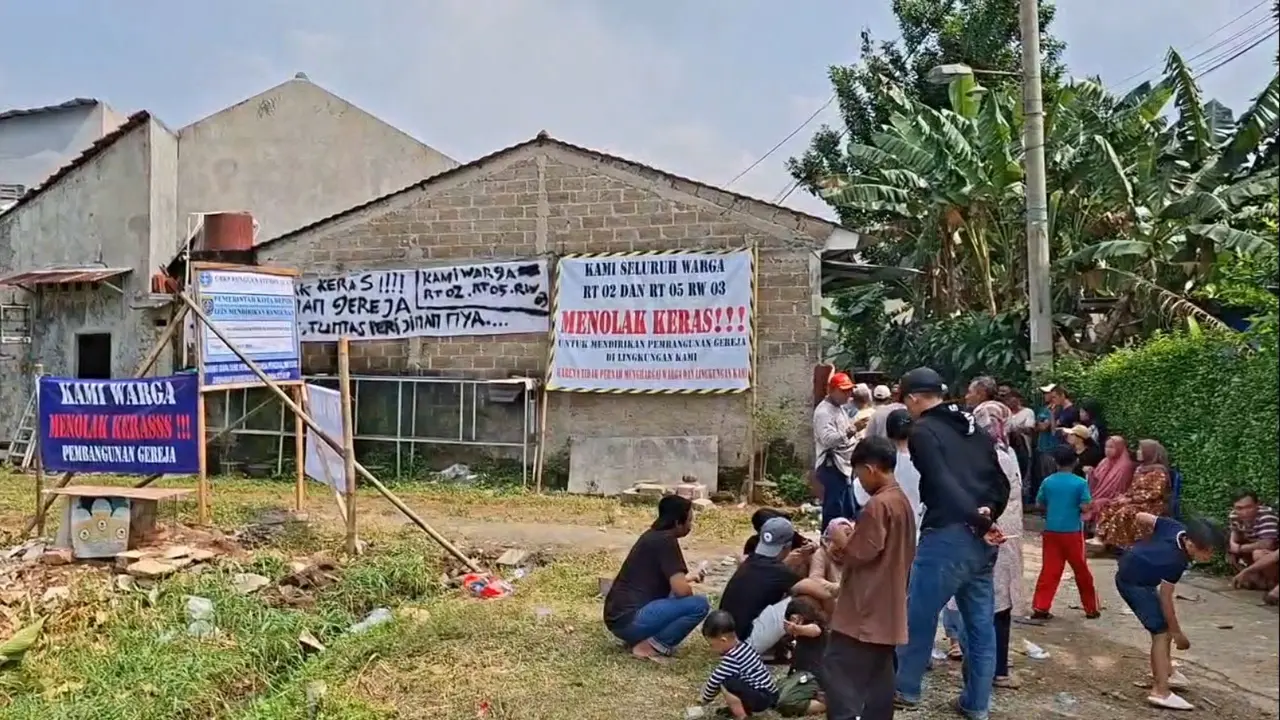 Warga di lingkungan RW3 menolak pembangunan gereja di Kalibaru, Depok.