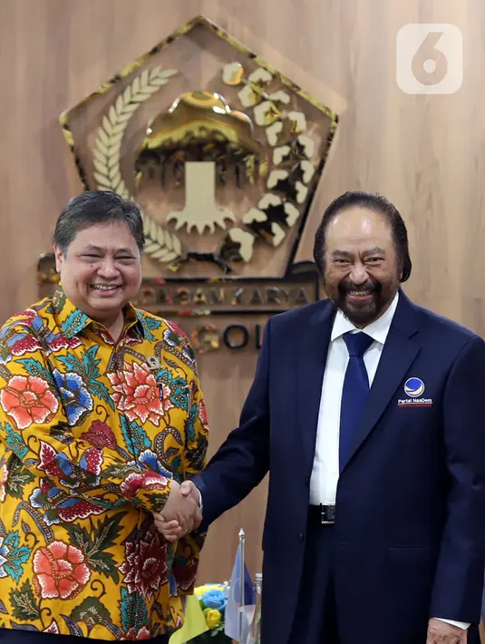 Ketua Umum Partai NasDem Surya Paloh menyambangi Ketua Umum Partai Golkar Airlangga Hartarto di Kantor DPP Partai Golkar, Jakarta Barat, Rabu (1/2/2023). Sementara NasDem sedang dalam tahap finalisasi pembentukan Koalisi Perubahan bersama Partai Demokrat dan Partai Keadilan Sejahtera (PKS). (Liputan6.com/Johan Tallo)