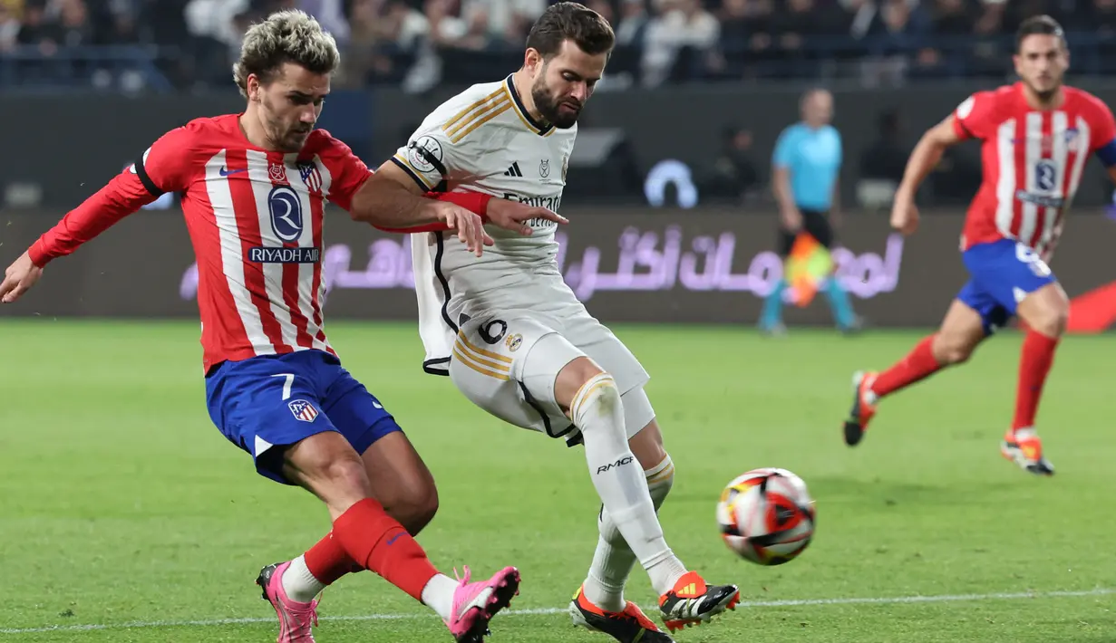 Atletico sendiri memberikan perlawanan sengit lewat aksi Mario Hermoso dan Antoine Griezmann di babak pertama serta bunuh diri Kepa Arrizabalaga di babak kedua. (Giuseppe CACACE / AFP)