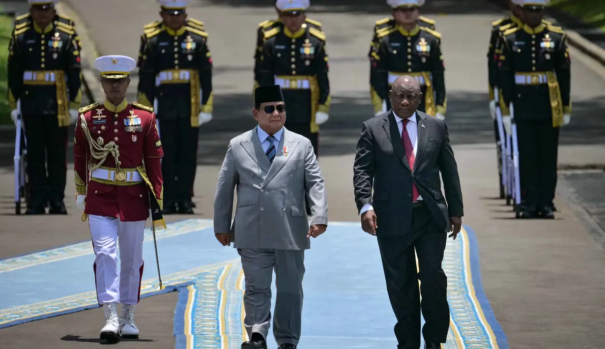 Usai inspeksi pasukan oleh kedua pemimpin negara langsung menuju ruang dalam Istana untuk melakukan pertemuan empat mata membahas penguatan kerja sama di berbagai bidang strategis. (Bay ISMOYO/AFP)