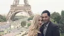 Potret mesra Panji Trihatmojo dan Varsha Strauss dengan latar belakang Menara Eifel, Paris. Foto ini sudah cukup lama, dan diunggah dalam media sosial Instagram Varsha pada tahun 2017 (Liputan6.com/IG/@varshaadhikumoro)