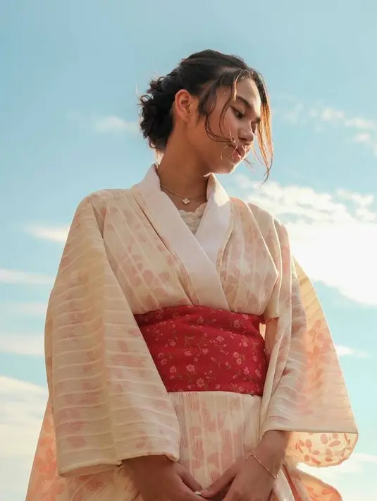 <p>Pada sebuah postingan, Pratama Arhan memuji sang istri. Ia menyebut Azizah Salsha mirip warga lokal Jepang. [Foto: instagram/azizahsalsha_]</p>