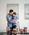 Harvey Moeis tampil pakai outfit kembar bersama Raphael Moeis. Keduanya pakai kemeja lengan panjang bernuansa biru keabuan dan celana panjang hitam. [Foto: Instagram/raphaelmoeis]