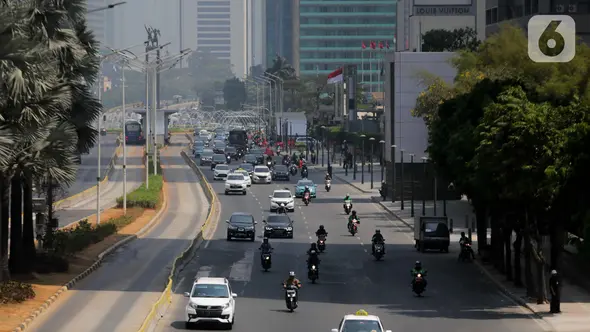 Kondisi lalu lintas di Jalan MH Thamrin, Jakarta, Rabu (2/10/2019). Jalan MH Thamrin yang biasanya ramai beberapa hari terakhir terpantau lengang. (Liputan6.com/Faizal Fanani)