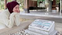 Potret Nadzira Shafa Ziarah Makam Ameer Azzikra di Tahun ke-4, Isyaratkan Buka Hati