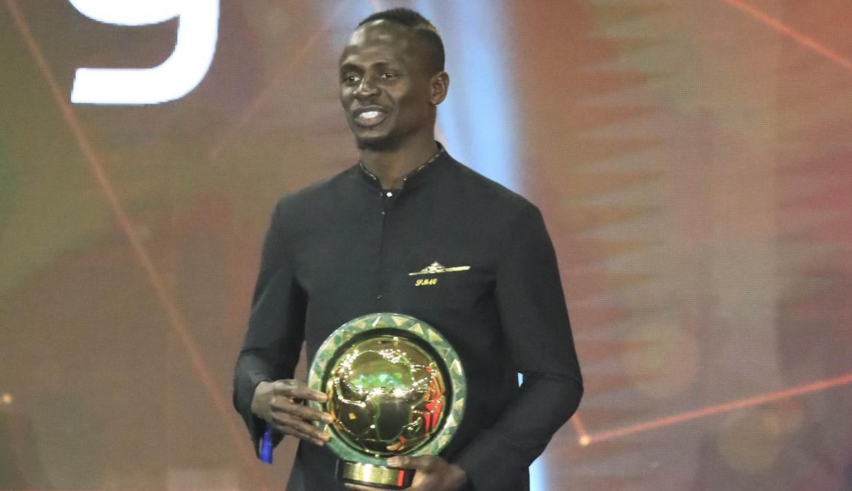 Penyerang Senegal, Sadio Mane, saat mendapatkan penghargaan sebagai pemain terbaik Afrika 2019 di Hurghada, Mesir, Rabu (8/1/2020). Pemain Liverpool ini mengalahkan Mohamed Salah dan Riyad Mahrez. (AFP/Khaled Desouki)