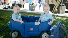 Pasangan kembar yang berusia 20 bulan dari Cleveland, Noah dan Owen Jury duduk dimobil mainan saat Festival Twins Days tahunan ke-42 di Twinsburg, Ohio (5/8). Festival ini mengumpulkan orang-orang yang memiliki kembaran. (AFP Photo/Dustin Franz)