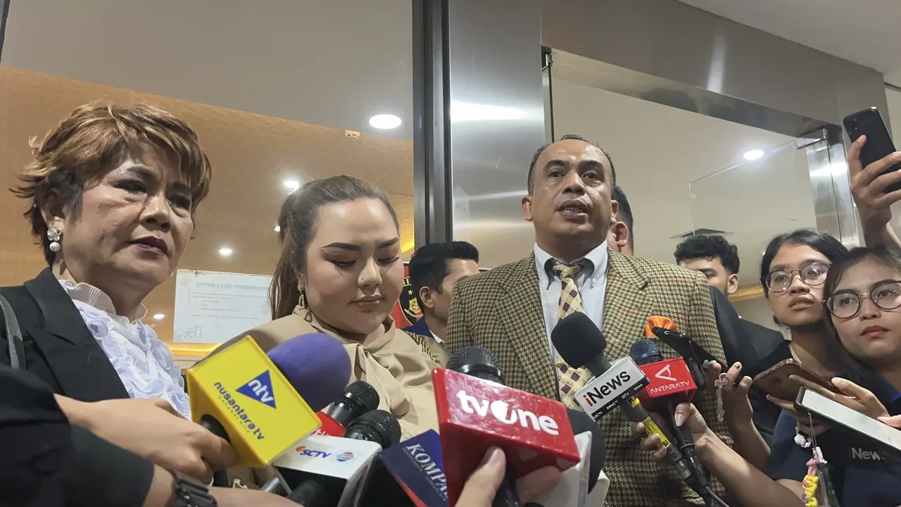 Selebgram Lisa Mariana di Mabes Polri, Jakarta Selatan, Kamis (7/8/2025) (Liputan6.com/Ady Anugrahadi)